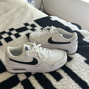 Black and white Nike air max sneakers!!